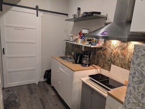 Réfrigérateur, micro-ondes, plaque de cuisson, cafetière/bouilloire