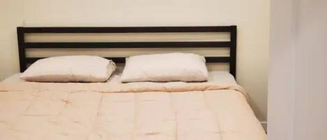 2 間睡房、房內夾萬、書桌、熨斗/熨衫板