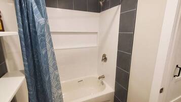 Asciugacapelli, asciugamani, sapone, shampoo