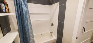 Asciugacapelli, asciugamani, sapone, shampoo