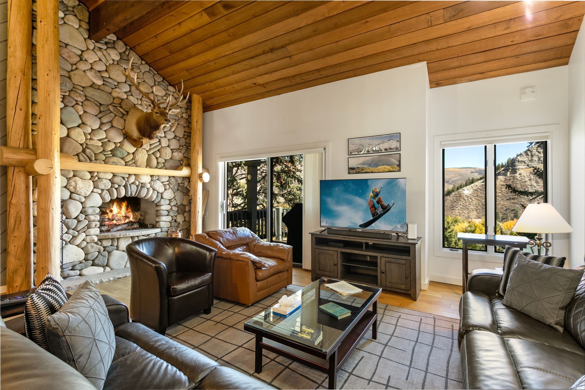 Beautifully Renovated, Ski in/out, Hot Tub, Pool