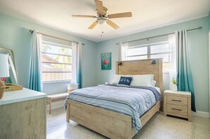 3 chambres, bureau, fer et planche à repasser, lit parapluie