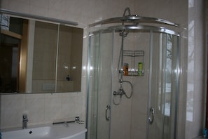 Douche, sèche-cheveux, bidet, serviettes fournies
