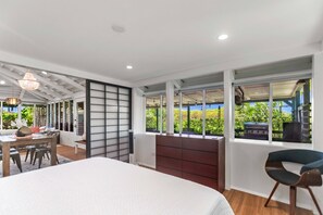 3 habitaciones, escritorio y tabla de planchar con plancha 