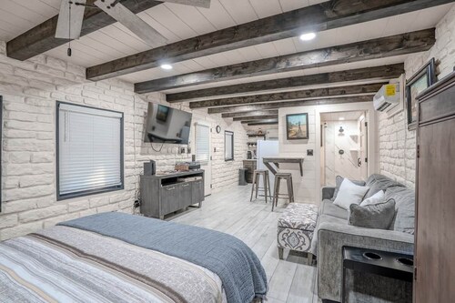 The Mockingbird Cabin - Hill Country Getaway
