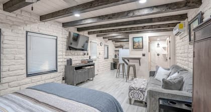 The Mockingbird Cabin - Hill Country Getaway