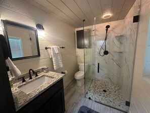 Shower, hair dryer, towels, toilet paper - The Mockingbird Cabin - Hill Country Getaway (Wimberley)