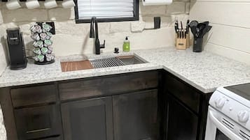 Cafetera/tetera, microondas, horno, placa de cocina