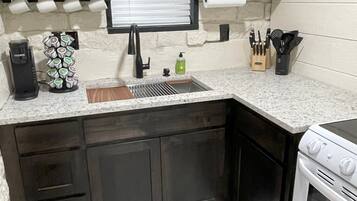 Microondas, horno, parrilla de estufa y cafetera y tetera