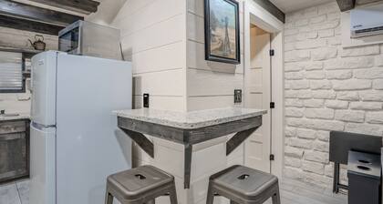 The Mockingbird Cabin - Peaceful Hill Country Getaway