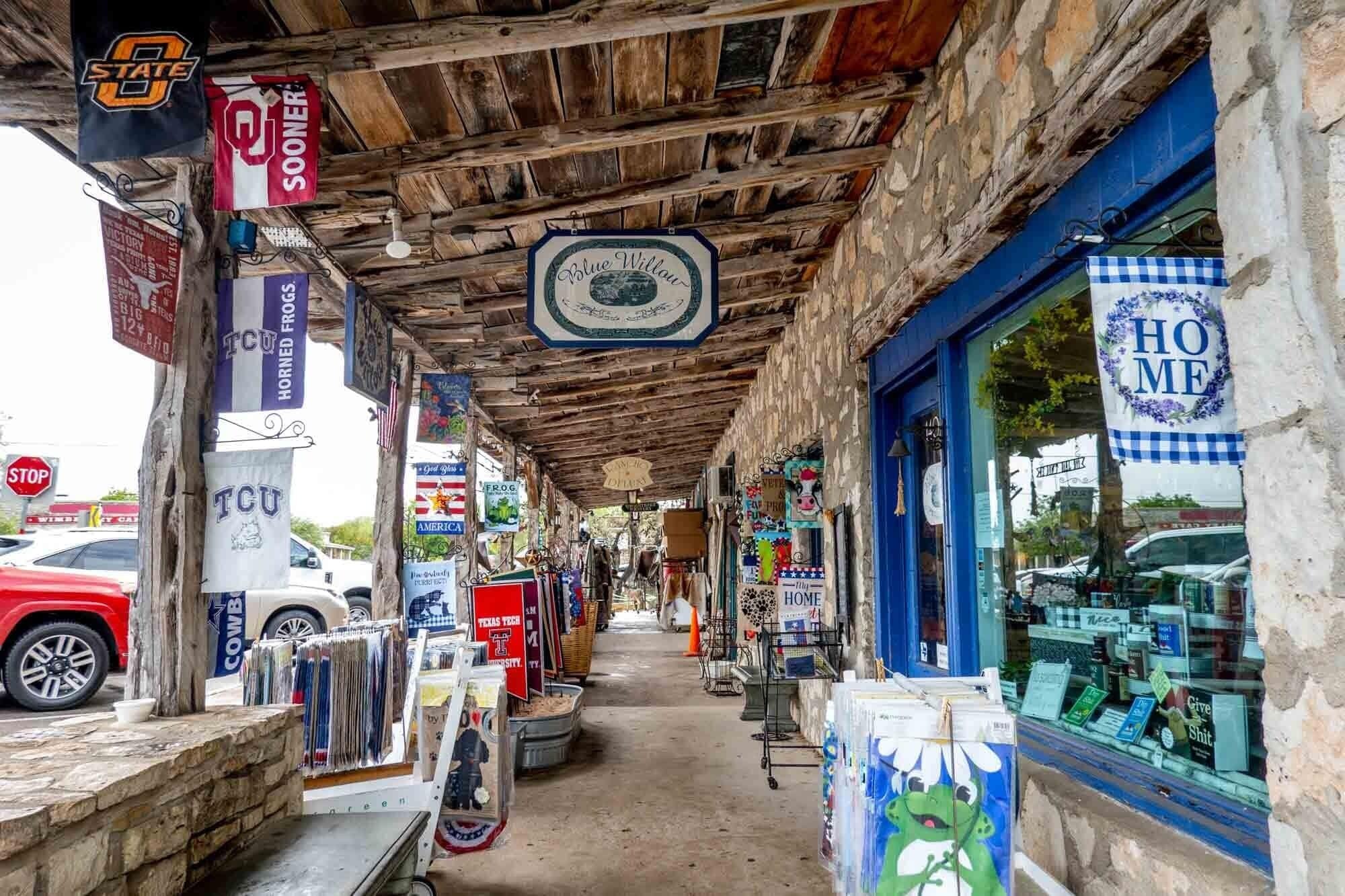 Fachada de una tienda con varios letreros, incluyendo 'Blue Willow' y 'Home'.