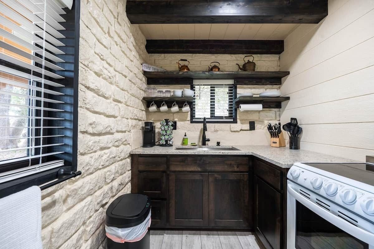 Cafetière/bouilloire, micro-ondes, four, plaque de cuisson