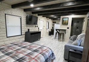 1 bedroom, iron/ironing board, free WiFi, bed sheets - The Mockingbird Inn (Wimberley)