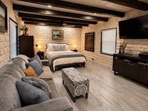 Smart TV - The Mockingbird Cabin - Hill Country Getaway (Wimberley)