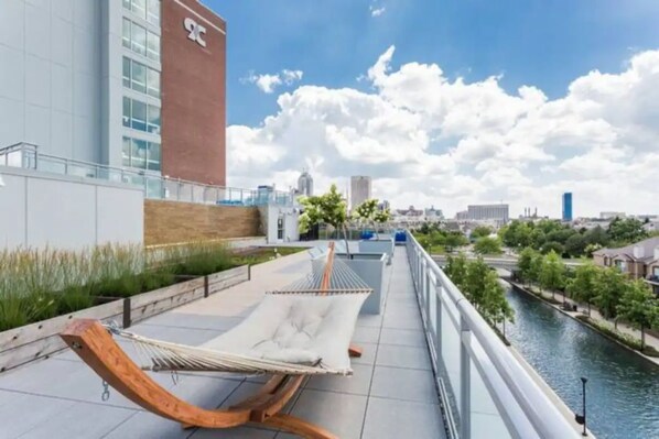 Property grounds - The Crimson Place w/Free Indoor Parking (Indianapolis)