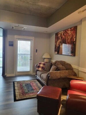 TV - The Crimson Place w/Free Indoor Parking (Indianapolis)