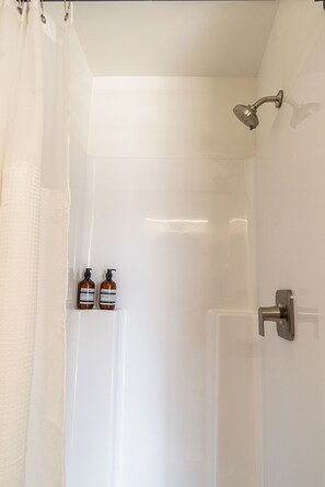 Ducha, secador de pelo, toallas