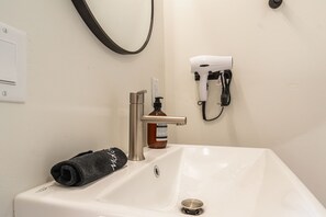 Douche, sĂšche-cheveux, serviettes fournies