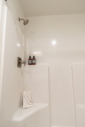 Bathtub, hair dryer, towels - Courtyard Casita - 2bed/2bath Inn (Torrey)