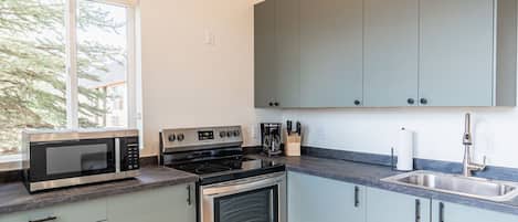 Réfrigérateur, four à micro-ondes, un four, surface de cuisson