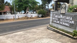 Señal para el Hotel Pantai Mutiara, Restaurante y Piscina.