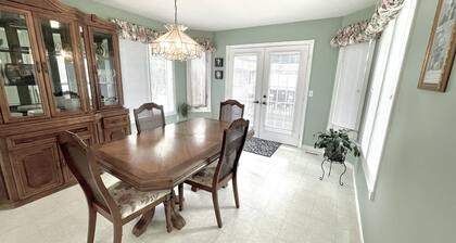 Spacious Guelph Retreat. Sleeps 9. Park 4 cars!