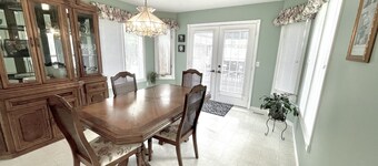Spacious Guelph Retreat. Sleeps 9. Park 4 cars!