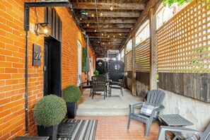 Outdoor dining - Wi-Fi + Laundry + Parking | Quiet Downtown Escape (Belleville)