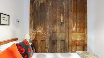 2 bedrooms, iron/ironing board, WiFi