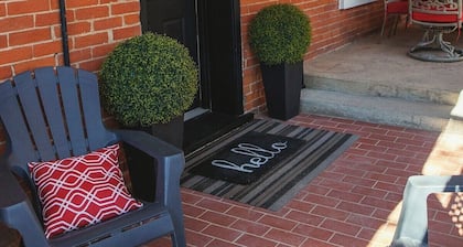 26 · Hip Heritage Main Floor Flat in Downtown District