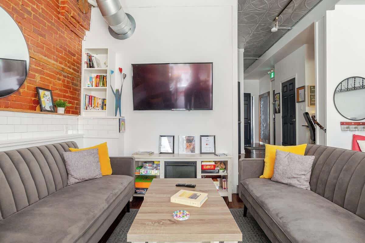 Wi-fi + Laundry + Parking | Quiet Downtown Escape - Belleville