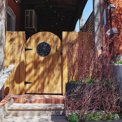 26 · Hip Heritage Main Floor Flat in Downtown District