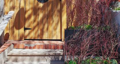 26 · Hip Heritage Main Floor Flat in Downtown District