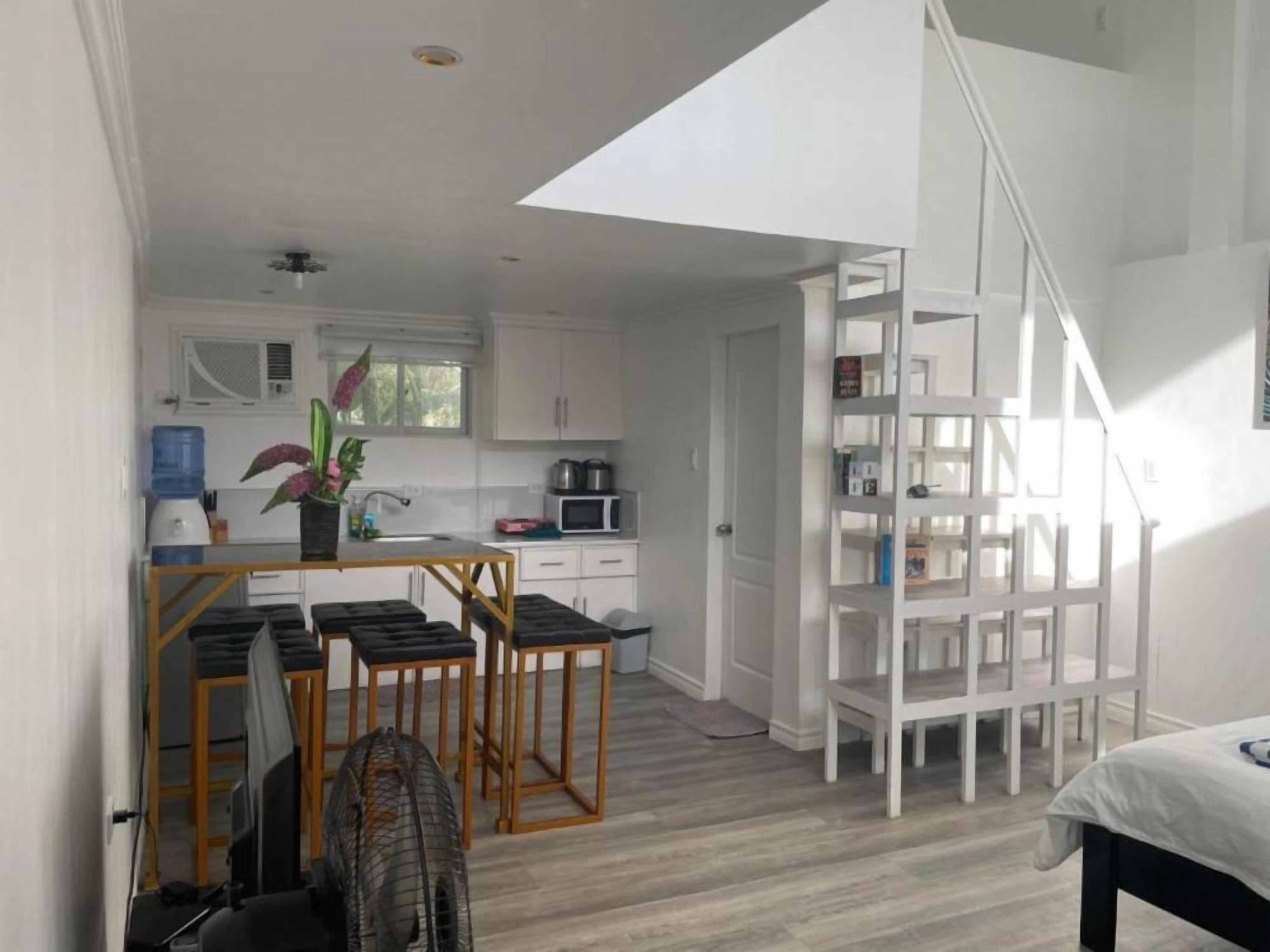 Mikroaaltouuni, liesi, kahvin-/teenkeitin, leivänpaahdin