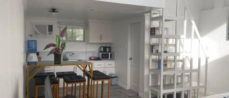 Mikroaaltouuni, liesi, kahvin-/teenkeitin, leivänpaahdin