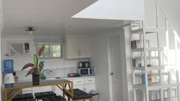 Mikrobølgeovn, kokeplater, kaffetrakter/tekoker og brødrister