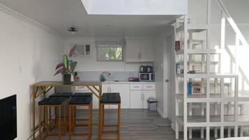 Mikroaaltouuni, liesi, kahvin-/teenkeitin, leivänpaahdin