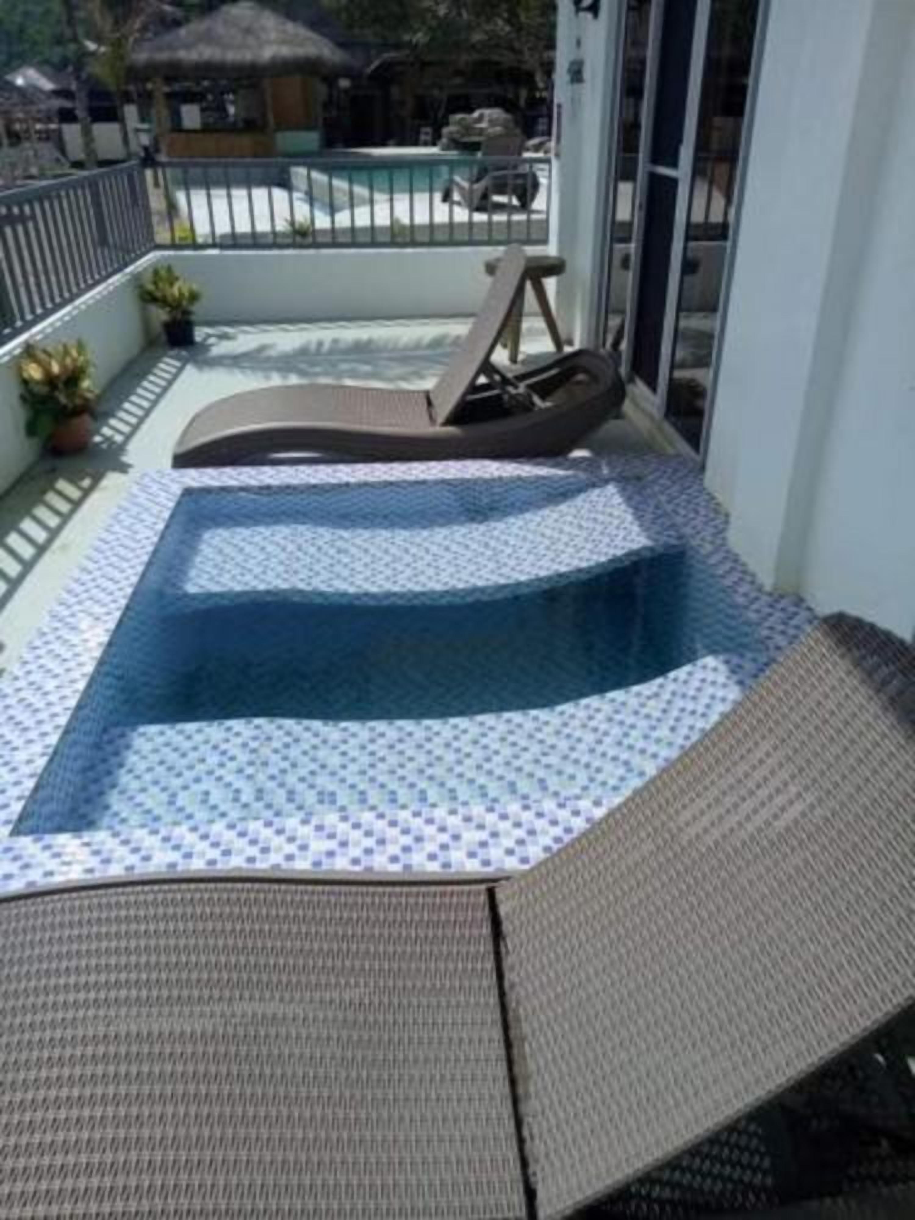 Ein kleiner Pool im Freien mit blau-weißen Fliesen und einer Metallumrandung.
