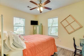 2 bedrooms, iron/ironing board, travel cot, WiFi - 1 Mi to Shore! Galveston Stay w/ Pet-Friendly Yard (Galveston)