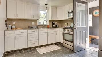 Coffee/tea maker, cookware/dishes/utensils