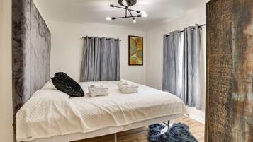 2 bedrooms, desk, iron/ironing board, internet