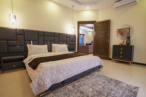 2 bedrooms, in-room safe, desk, WiFi