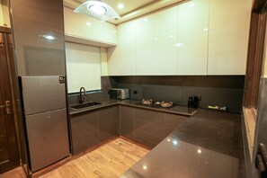 Fridge, microwave, stovetop, cookware/dishes/utensils