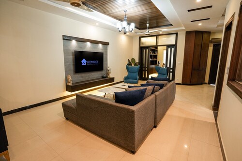 2 Bed Ground Unit w/ Home Office by Homrise