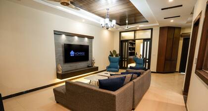 2 Bedroom Ground Unit w/ Home Office by Homrise