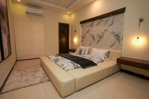 2 bedrooms, in-room safe, desk, WiFi