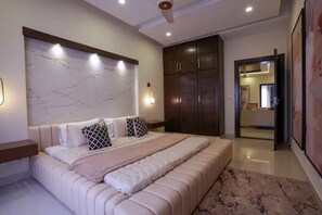 3 soverom, safe på rommet, skrivebord og wi-fi (inkludert)