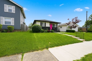 Exterior - King Bed, Fenced Yard, Parking, TV’s in all rooms! Near parks  (Fort Wayne)