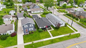 Exterior - King Bed, Fenced Yard, Parking, TV’s in all rooms! Near parks  (Fort Wayne)