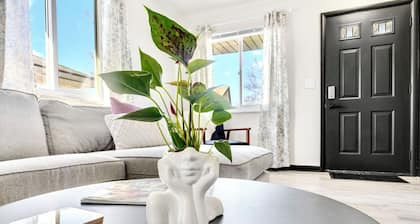 Family friendly cottage near Foster Park. Patio, & FREE PARKING